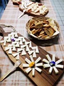 Tagliere di formaggi caprini.