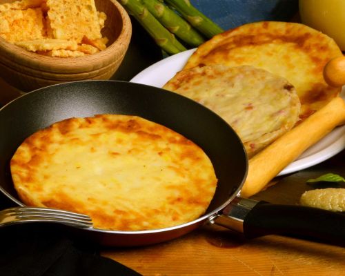 Frico Friulano in padella. Uno dei piatti tipici del Friuli più conosciuti