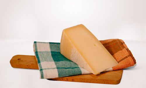 Formaggio latteria mezzano caseificio della savia