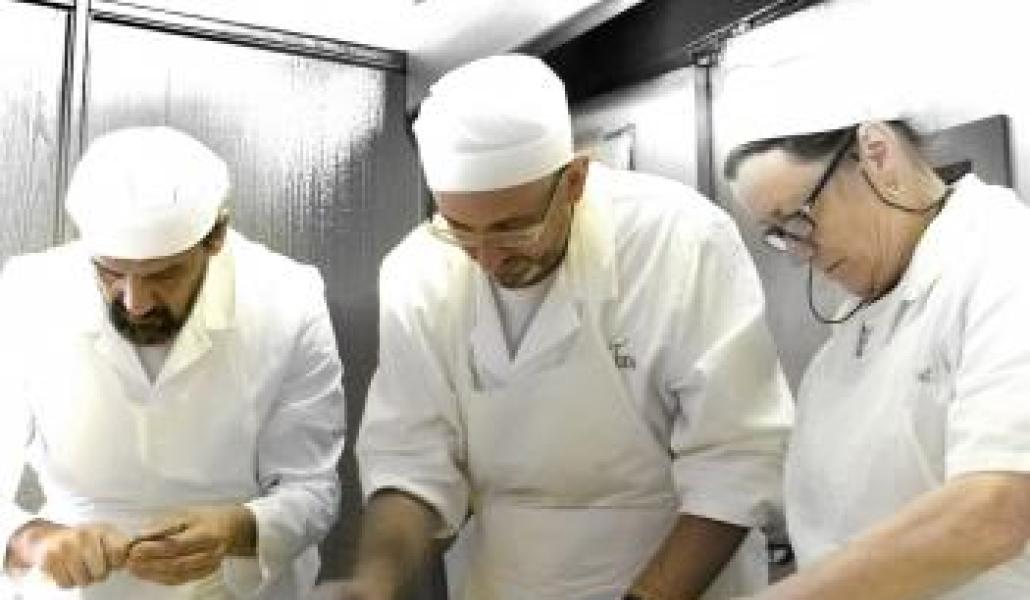 Pulizia manuale delle noci