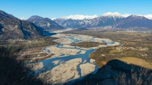 Fiume Tagliamento con le Alpi sullo sfondo