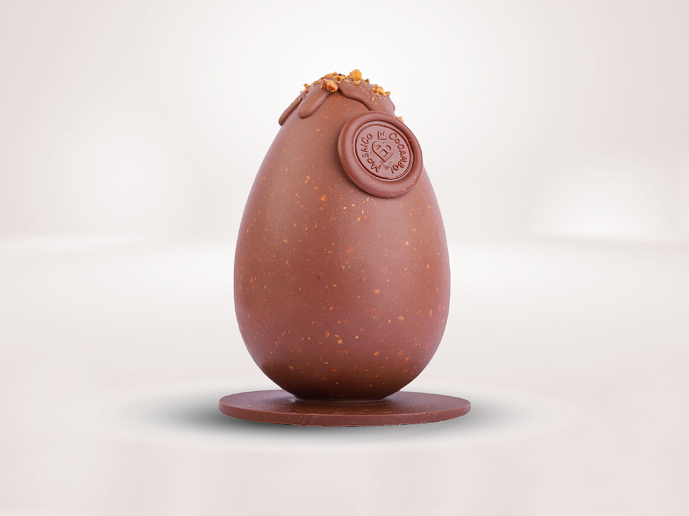 Uovo al cioccolato al latte con nocciole friulane