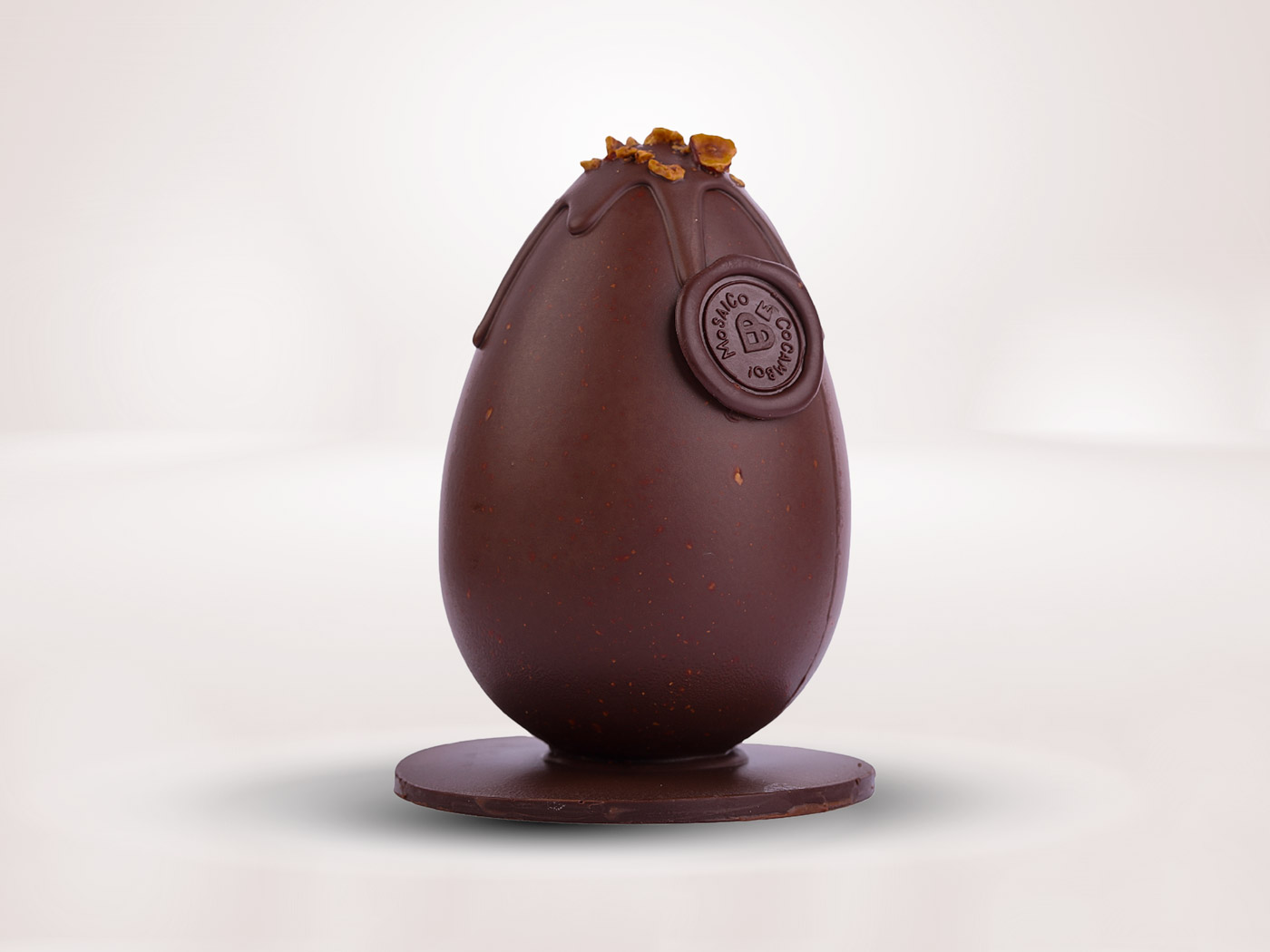 Uovo al cioccolato fondente con nocciole