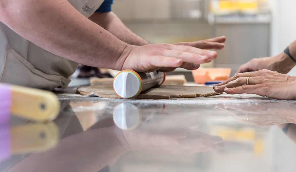 mani in pasta biscotti scur di luna impresa sociale